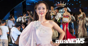 Hot girl Phòng cháy đẹp tựa nữ thần đến cổ vũ đàn em thi Hoa hậu Biển