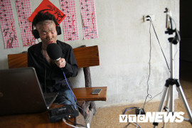 Ảnh: 'Người cá' Ngô Văn Thọ dũng cảm livestream trên facebook để không bị 'hòa tan'