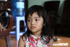 Nghi vấn cô giáo mầm non dán băng dính vào miệng, trói tay chân, dốc ngược bé gái 4 tuổi