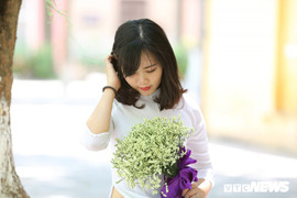 Ngắm vẻ đẹp tinh khôi của nữ sinh An ninh trong tà áo dài trắng