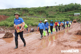Cán bộ Đoàn mang ủng, lội bùn lầy trao quà cho người dân Lai Châu sau bão lũ
