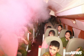 Gần 200 chiến sỹ nhí tập thoát hiểm đám cháy trên máy bay