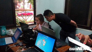 Phóng viên đội mưa, vạ vật chờ kết quả thẩm định điểm thi tại Lạng Sơn