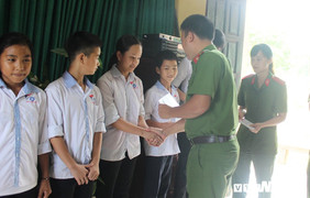 Chiến sĩ công an trẻ tặng quà học sinh, gia đình bị thiệt hại sau lũ ở Chương Mỹ
