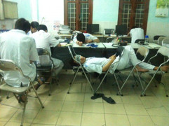 Những giấc ngủ vội của sinh viên ngành Y