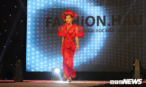 ‘Cười ra nước mắt’ khi nam sinh Đại học Kiến trúc giả gái trình diễn thời trang