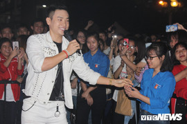 Ca sỹ Duy Khoa 'quẩy’ hết mình trong lễ hội sinh viên Thủ đô