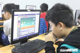 Ảnh: Hàng trăm học sinh hào hứng thi Olympic tiếng Anh trên Internet lớn nhất Việt Nam