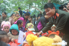 Cảnh sát cơ động Hà Nội mang niềm vui đến với học sinh nghèo Bắc Kạn