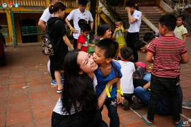 Nữ sinh xinh đẹp ĐH Kinh tế Quốc dân mang yêu thương đến với trẻ em khuyết tật Phú Thọ