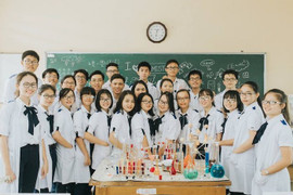 Bộ ảnh kỷ yếu độc đáo của học sinh chuyên Hóa khiến dân mạng thích thú