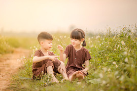 Khoảnh khắc vui đùa ấn tượng của hai chị em trong bộ ảnh đồng quê