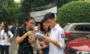 Kỳ thi vào lớp 10 tại Hà Nội: Phụ huynh đứng ngồi không yên