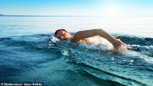 Da của bạn có thể bị vi khuẩn tấn công chỉ trong 10 phút bơi trên biển