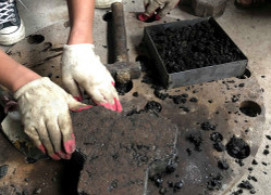 Nhóm sinh viên Hà Nội chế tạo thành công gạch lát đường từ túi nylon rác thải