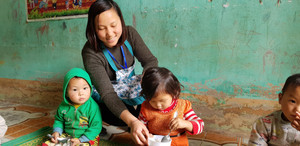 Cảm phục những cô giáo cắm bản nơi lũ dữ, lặn lội đến từng nhà 'bắt' học sinh đến trường