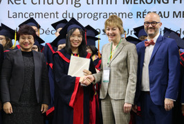 Trao bằng tốt nghiệp cho 30 học viên cao học chương trình liên kết thạc sĩ khoa học Dược