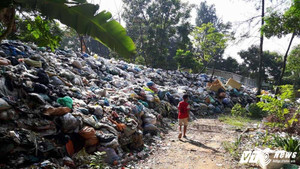 'Núi' rác thải và xác chết động vật bốc mùi hôi thối sát vách nhà dân