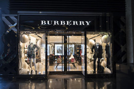 Vì sao Burberry quyết tiêu hủy 37 triệu USD hàng tồn chứ không hạ giá?