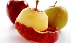 Bí ẩn trong vỏ táo: Bạn nên gọt hay không nên gọt vỏ khi ăn táo?