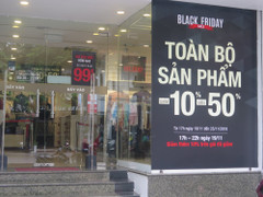 Trước ngày Black Friday, các cửa hàng thời trang ở Hà Nội đã khuyến mãi rầm rộ