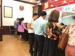 Giá vàng tăng mạnh, khách kéo nhau đi bán