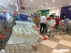 Nước sạch được cấp lại, dân vẫn kéo đi mua nước đóng chai về dùng