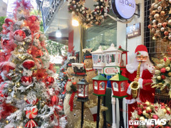 Bày bán la liệt đồ trang trí Giáng sinh, phố cổ Hà Nội rực rỡ