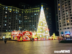 TTTM, siêu thị Hà Nội lung linh sắc màu đón Giáng Sinh 2019