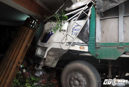 Tận mắt nhìn xe tải lao vào nhà, cả gia đình thoát chết trong gang tấc