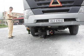 Thai phụ chết thảm dưới gầm container