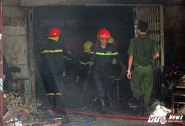 Đục tường giải cứu cụ bà kẹt trong đám cháy lớn