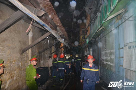 Lính cứu hỏa xông thẳng vào đám cháy, hai mẹ con may mắn thoát chết