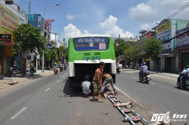 Xe buýt húc đổ dải phân cách, hàng chục hành khách hoảng loạn