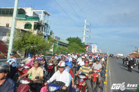 Ô tô lao vào dải phân cách, hàng ngàn xe máy không thể di chuyển