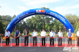 Giải cứu đường vào sân bay Tân Sơn Nhất khỏi cảnh ùn tắc khủng khiếp