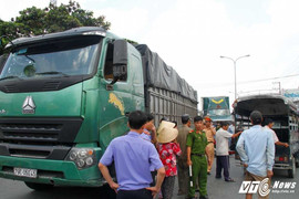 Cha chết con nhập viện sau cú tông của container