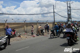 Thiếu nữ gào khóc bên thi thể người yêu bị xe rác đâm chết