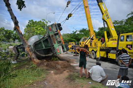 Lao xuống rạch ven đường, xe bồn gãy đôi