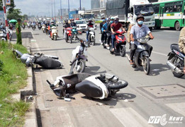 Ôtô 5 chỗ ủi văng hàng loạt xe máy trên xa lộ Hà Nội