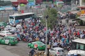 Chắn đường để xây cầu, ngã 6 giữa Sài Gòn tê liệt