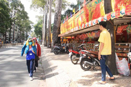 Quầy bánh trung thu trấn giữ vỉa hè, người đi bộ bị đẩy xuống lòng đường