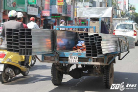 Hãi hùng những chiếc xe chở 'máy chém' trên phố Sài Gòn