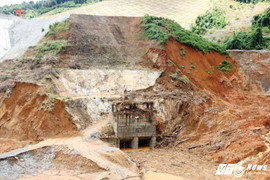 Điều đặc công, thợ lặn tìm kiếm công nhân mất tích tại thủy điện Sông Bung 2