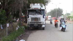 Né ổ gà, cô gái chết thảm dưới bánh xe container