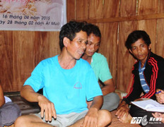 Sự cố thủy điện Sông Bung 2: Chong đèn tìm cha mẹ mất tích trong rừng sâu