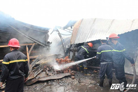 Xưởng gỗ hàng ngàn mét vuông bùng cháy dữ dội