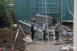 Hai công nhân lắp kính rơi tự do từ tầng 8 xuống đất