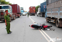 Xe máy chở kính lạng lách đấu đầu xe tải, hai thanh niên thương vong