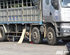 Bị xe tải cuốn vào gầm, 2 thanh niên chết tại chỗ